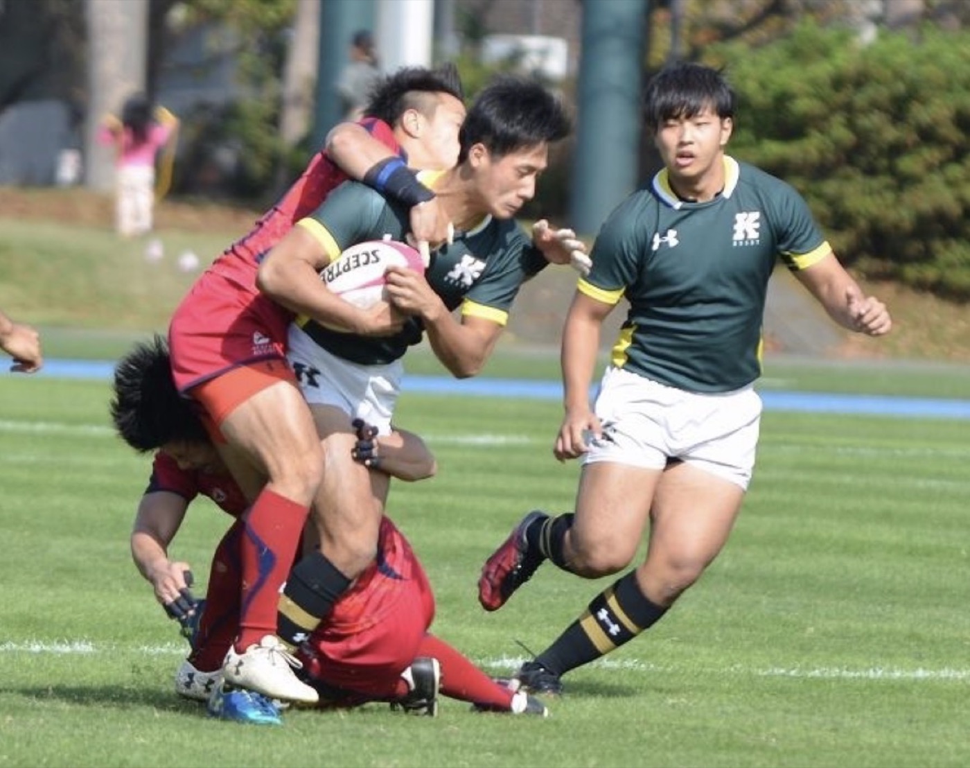 大学時代、試合中にボールを持って前進する古賀雄大