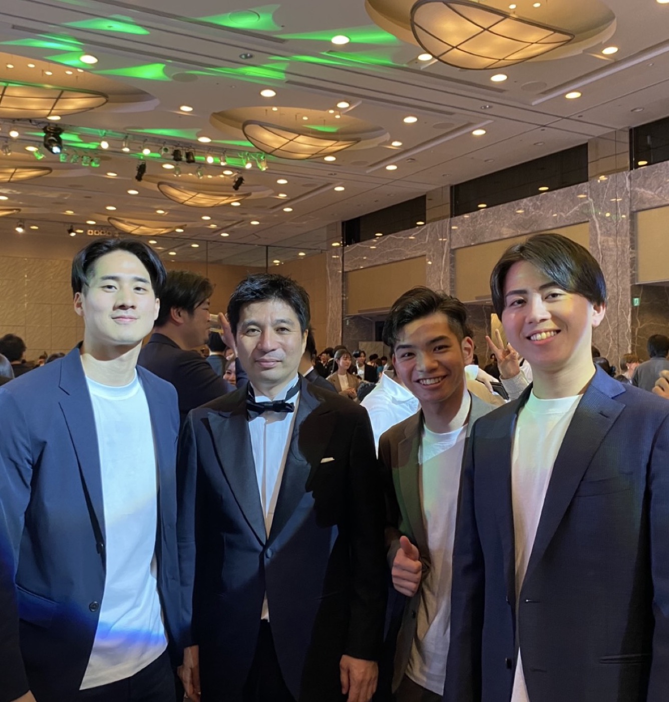 CyberAgent時代、社内イベントで同僚たちと写る古賀雄大（右）